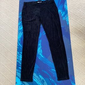 Black ribbed leggings for lazy day or for fashion.